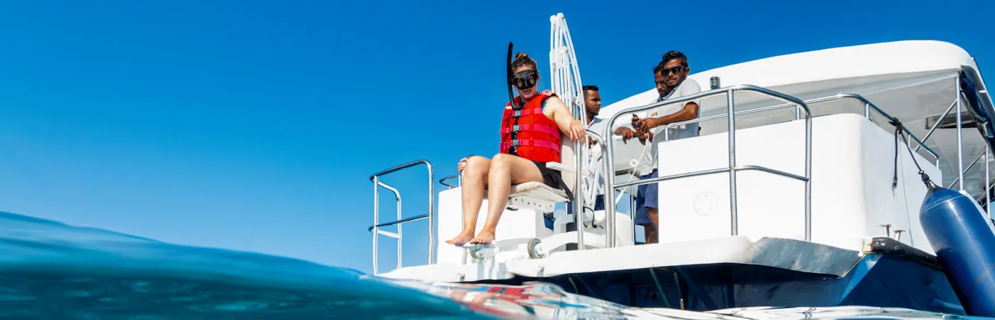 Dive boat with lift at Amilla