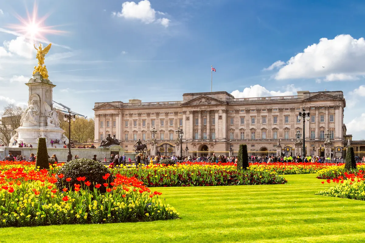 Image of Buckingham Palace taken on a sunny day