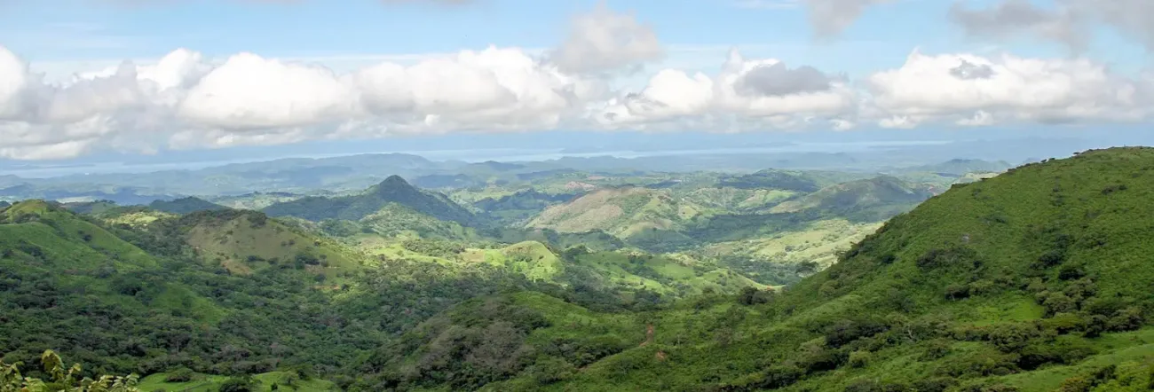 Image of the lush green mountain skyline of Costa Rica
