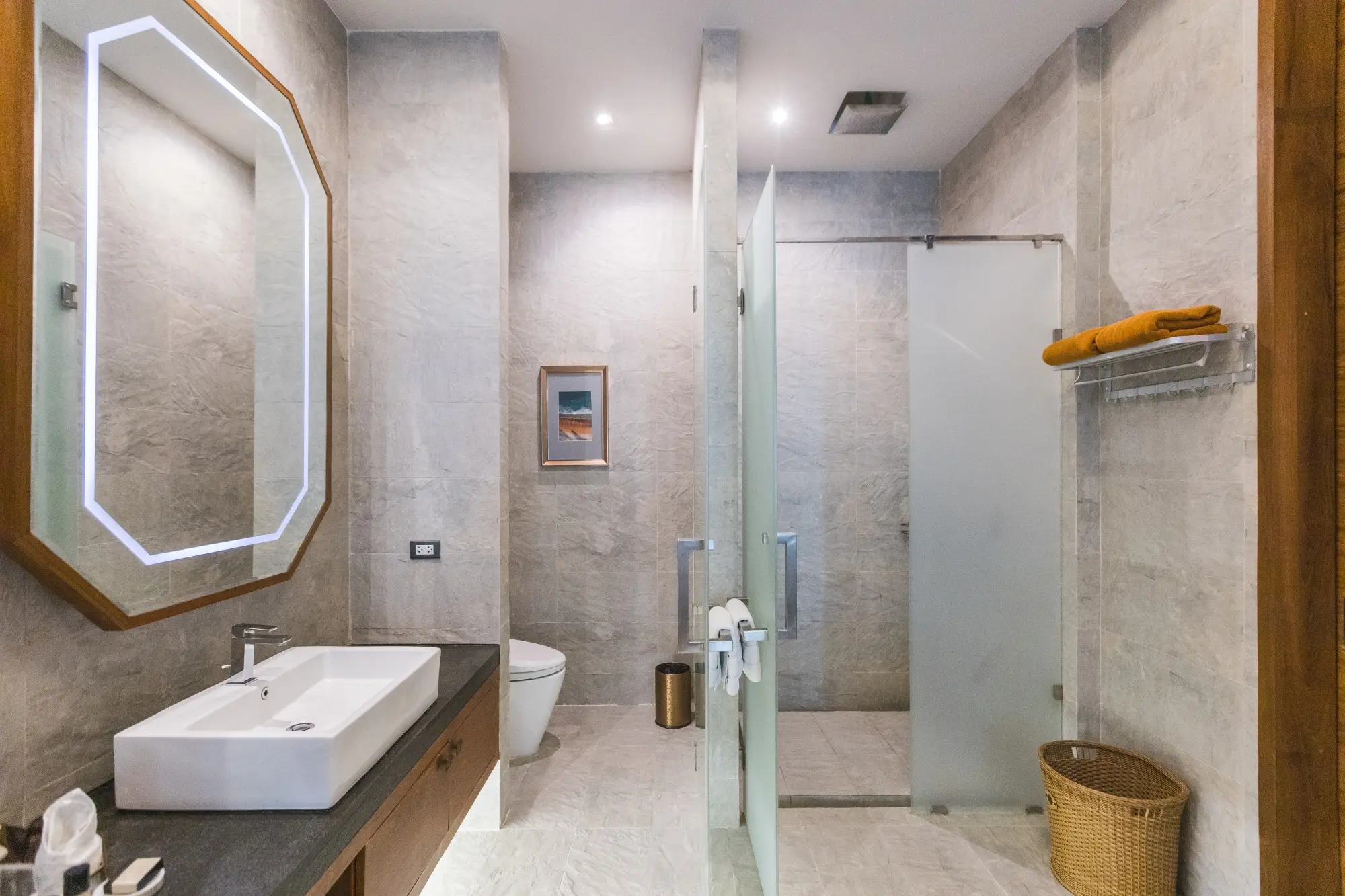 Image shows the bathroom of an accessible villa at La Miniera